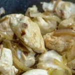 pollo-guisado-en-salsa-de-cebolla-receta-para-un-plato.webp.webp